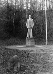 837554 Gezicht op het oorlogsmonument aan de Laan 1914 te Leusden, voorstellende een sterk vermagerde gevangene van het ...